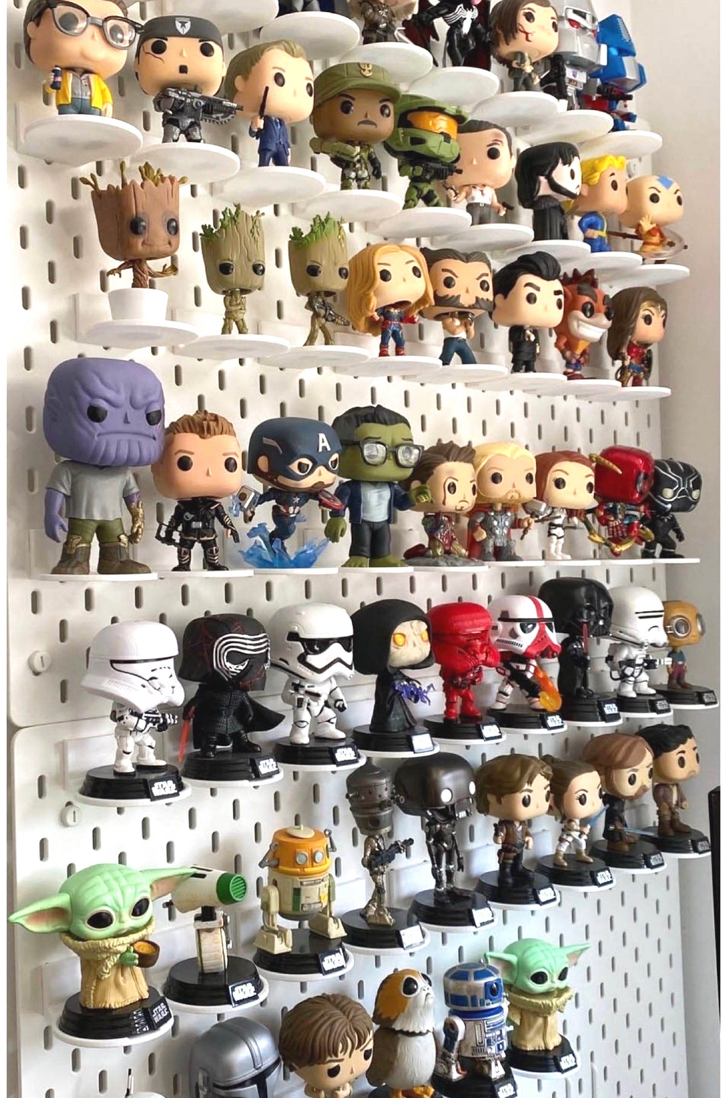 Colección de Funkos decorando una pared
